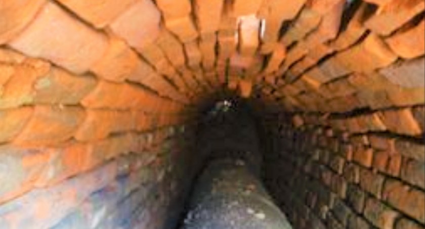 Na Rynku odkryto ceglany kanał. W środku archeologowie znaleźli butelkę Okocim z XIX wieku