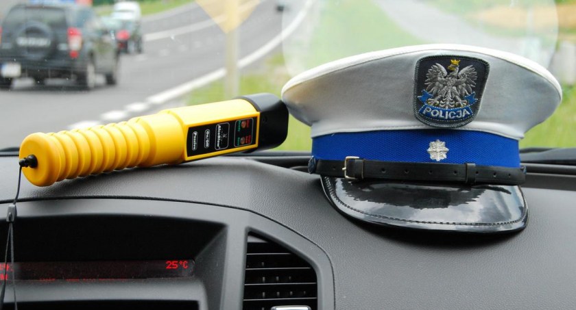  Pijany motorowerzysta porzucił pojazd i ukrył się w zbożu 