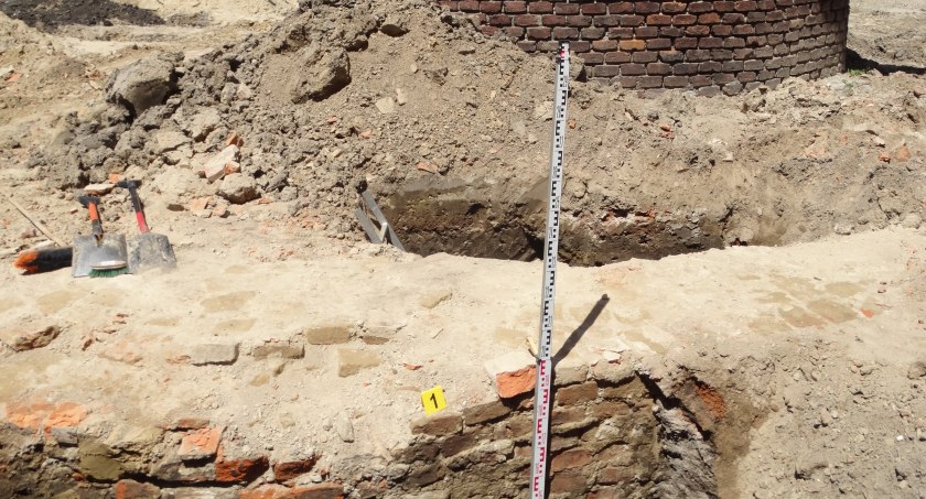 Podczas prac na Rynku odkryto fragment muru. To pozostałość po nieistniejącej już budowli