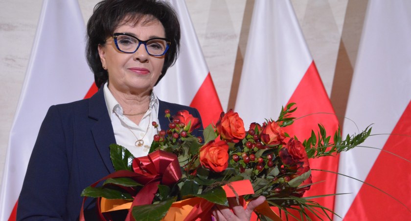 Marszałek Sejmu Elżbieta Witek w Jarosławiu. Żegnały ją napisy: REASUMPCJA  I PIS=DROŻYZNA