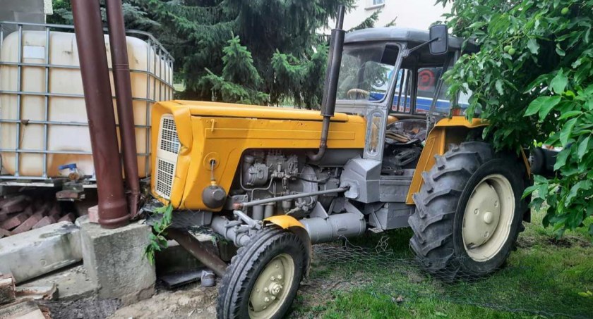 Naprawiał ciągnik. Uległ nieszczęśliwemu wypadkowi