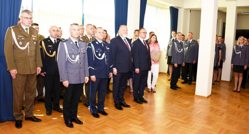 Podziękowania i awanse podczas Święta Policji w jarosławskiej komendzie 