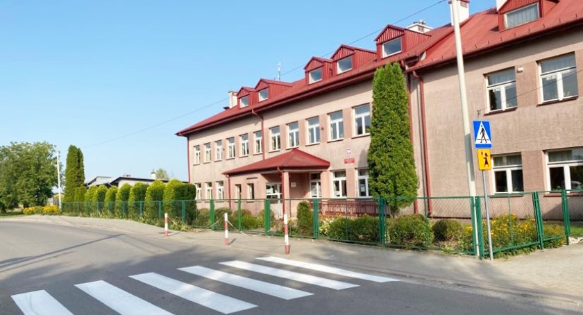 Burmistrz czeka na projekt przejścia dla pieszych przy SP nr 9, a powiat już przejście wymalował 