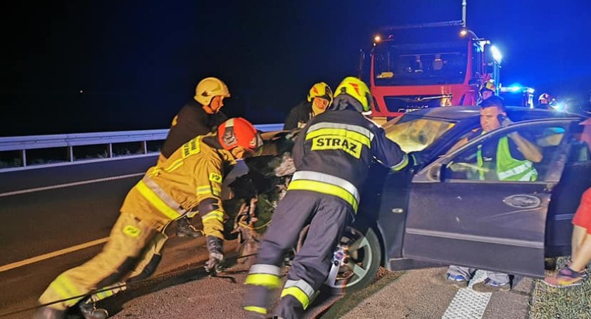 Samochód uderzył w barierę energochłonną na autostradzie 