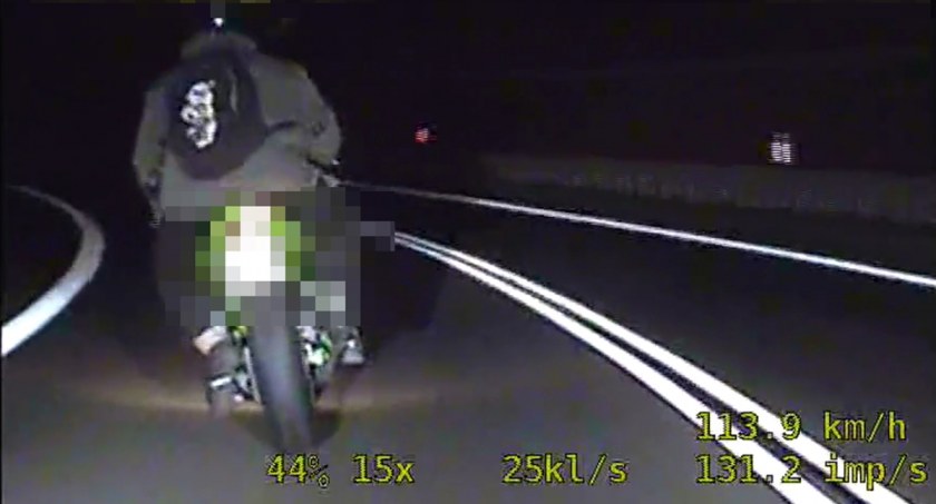 Pościg policjantów za uciekającym motocyklistą ulicą 3 Maja 