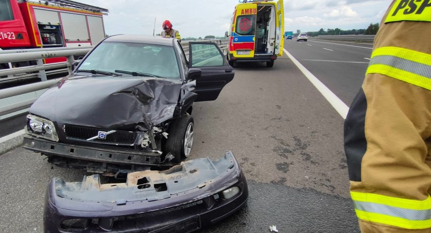Sześć osób poszkodowanych w zderzeniu dwóch samochodów na autostradzie A4