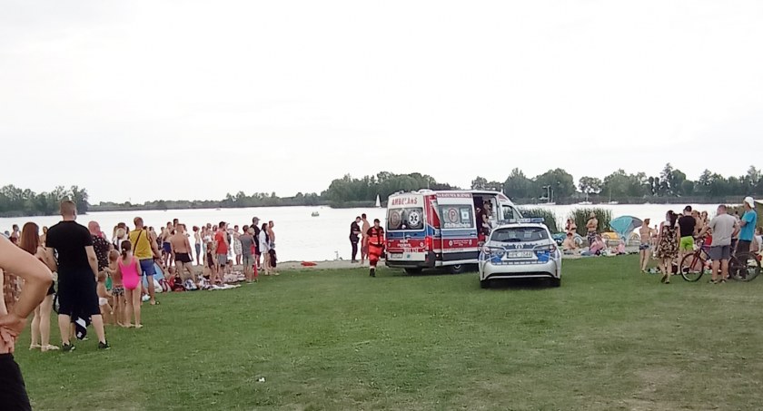 Pomogli topiącemu się młodemu mężczyźnie. Niestety, był on pod wpływem alkoholu i kąpał się w niedozwolonym miejscu