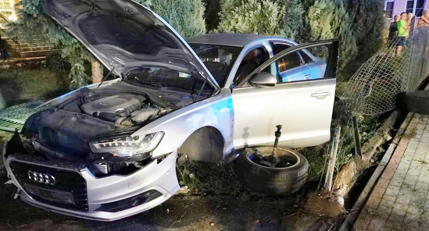 Ucieczka pijanego kierowcy zakończyła się na ogrodzeniu posesji