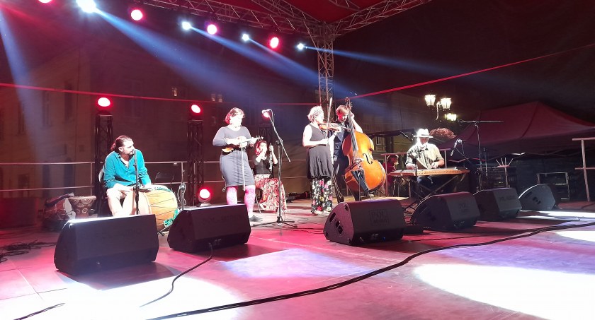 Trwa Jarmark Jarosławski. Sobotni wieczór uświetnił koncert zespołu Transkapela