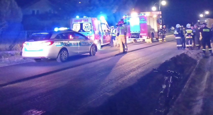 Rowerzysta wpadł do wykopu przy remontowanej drodze w Szówsku