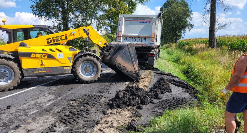 Śmierdząca przeszkoda na drodze. Nawóz organiczny wysypał się na jezdnię