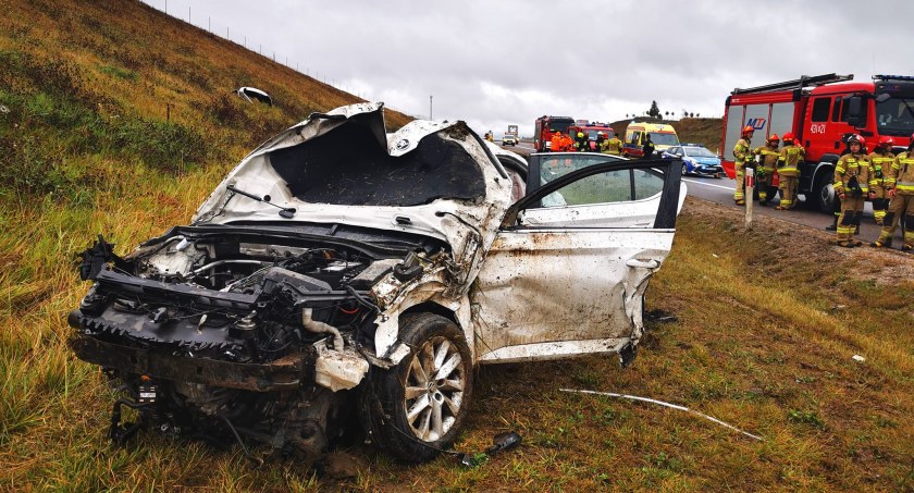 Skoda dachowała na autostradzie, niedługo później uderzył w nią mercedes