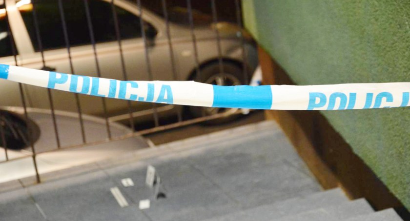 Zastosowany chwyt obezwładniający przyczynił się do zgonu 42-latka z Radymna. Policjanci zostali zawieszeni  