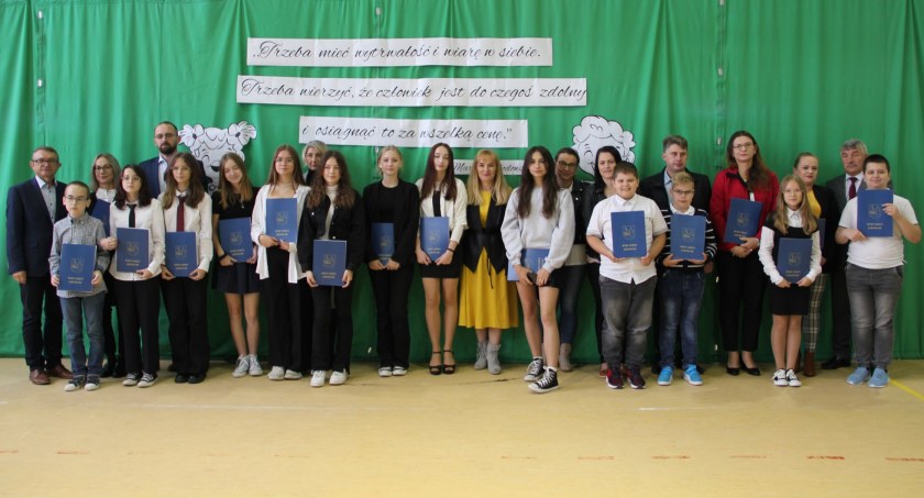 Zdolni uczniowie otrzymali stypendia