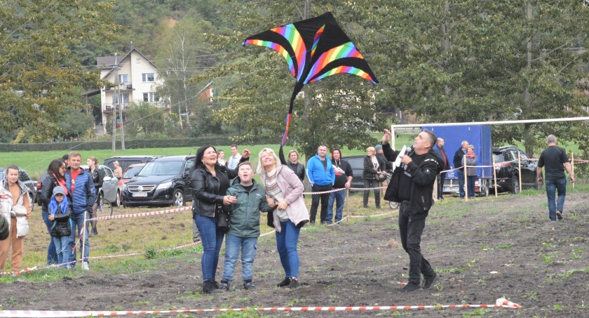 Zawody w puszczaniu latawca, loty paralotnią, pokazy modeli latających podczas Dnia Latawca w Łapajówce