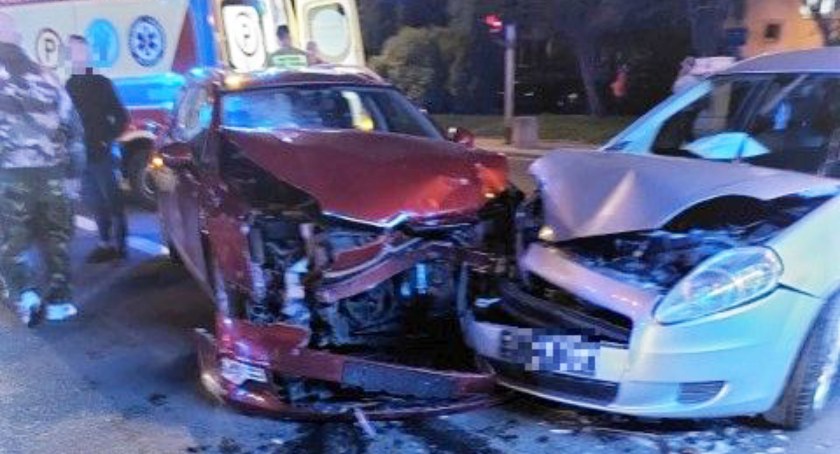 Kierowca fiata skręcając w lewo uderzył w citroena 