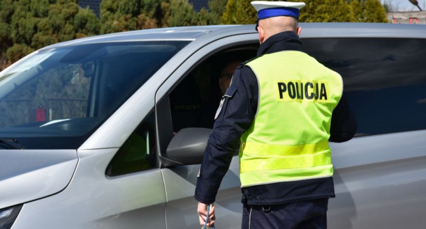 24-latek zatrzymany w Wietlinie Osadzie nie posiadał uprawnień do kierowania pojazdem i był poszukiwany