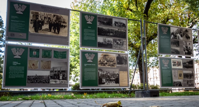 W małym parku można oglądać wystawę o Wielkim Strajku Chłopskim 