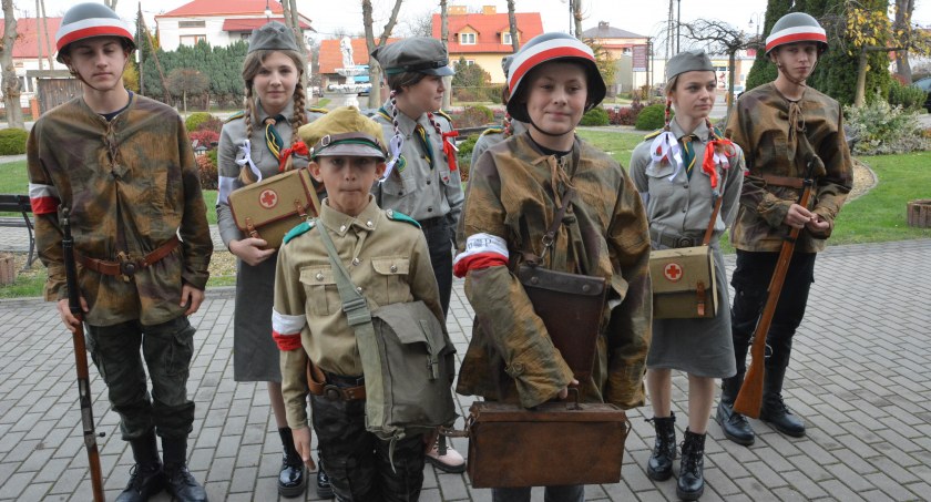 Odśpiewanie hymnu i koncert laureatów przeglądu pieśni patriotycznych w Wiązownicy