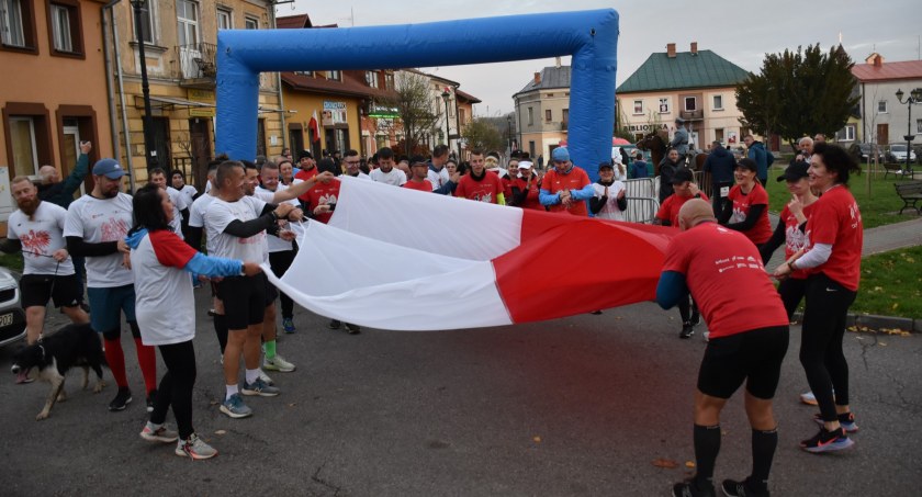 Oficjalnie i na sportowo. Obchody Narodowego Święta Niepodległości w Kańczudze