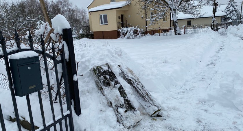 Dwa auta uszkodzone. Czy krawężniki na środku ul. Dolnoleżajskiej to wybryk chuligański?  