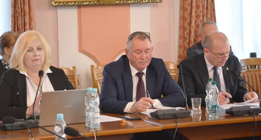 Kolejna podwyżka dla mieszkańców. Za śmieci zapłacą 34 zł. Na wniosek burmistrza radni odebrali także część ulgi dla rodzin wielodzietnych