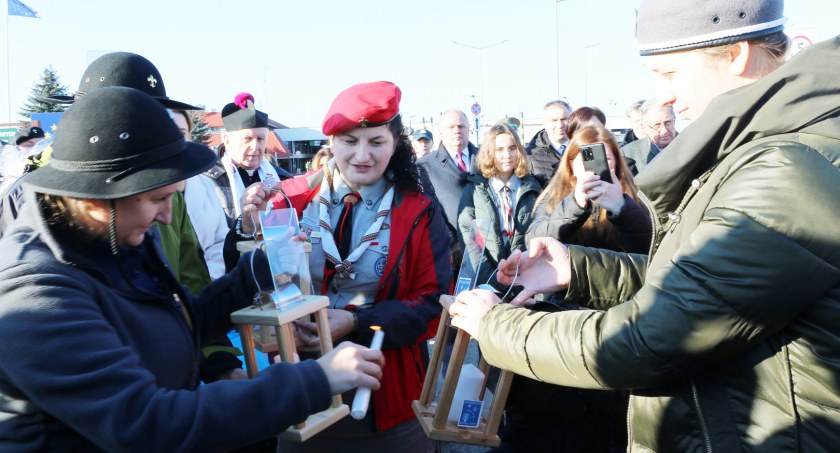 Przedstawiciele powiatu jarosławskiego przekazali Betlejemskie Światło Pokoju ukraińskiemu społeczeństwu na przejściu granicznym Korczowa-Krakowiec