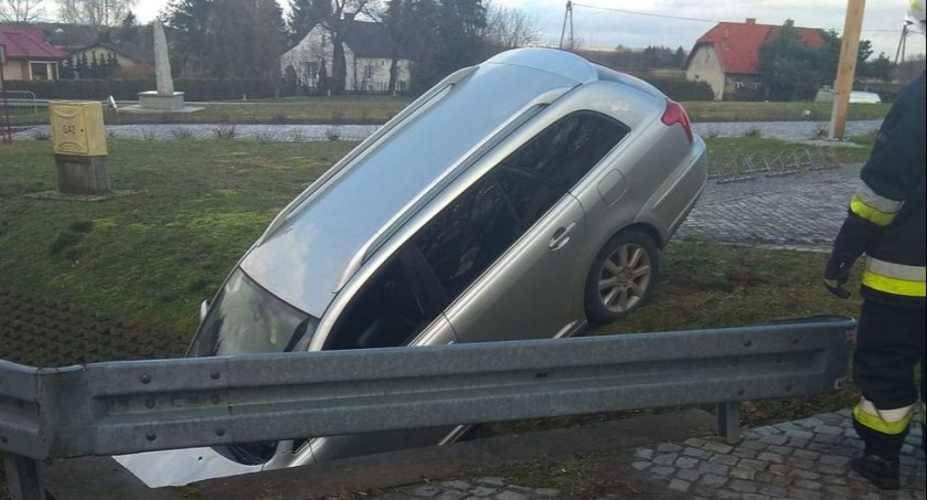 Pijana 31-latka w Pełkiniach wjechała do rowu, wyszła z auta i schowała się w betonowym przepuście 