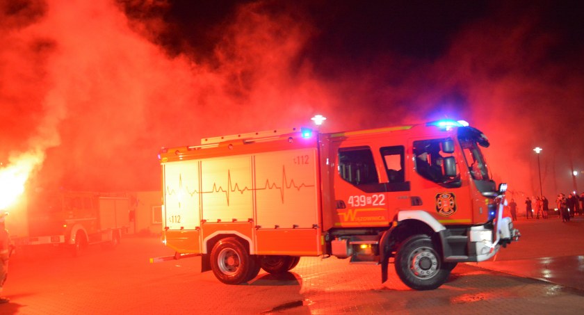 Nowy samochód bojowy w świetle rac trafił do OSP w Wiązownicy. Wczoraj wieczorem odbyło się jego przywitanie