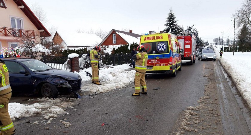 Zderzenie dwóch samochodów w Żurawiczkach. Jedna osoba trafiła do szpitala