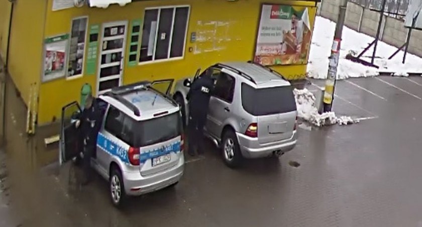 Ukradł auto z posesji w Chłopicach. Policjanci zatrzymali go na parkingu sklepowym