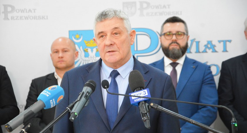 Według starosty przeworskiego Bogusława Urbana przewodnicząca rady powiatu miała zlecić pobicie jego i wicestarosty. Agnieszka Bukowa-Jedynak nazywa to prowokacją 