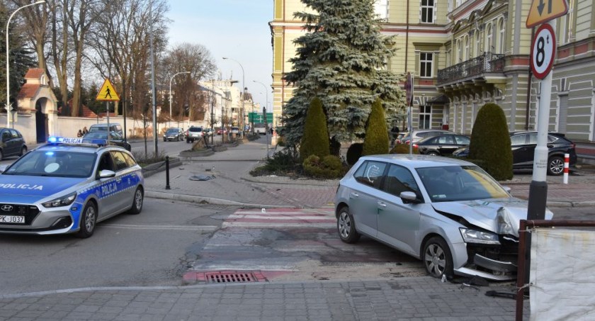 Nie żyje mężczyzna, który wjechał skodą w słup obok Starostwa Powiatowego w Jarosławiu