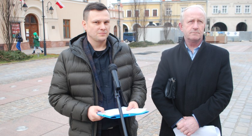 Radni twierdzą, że przewodniczący dopuścił się fałszowania dokumentów. Zapowiadają powiadomienie prokuratury (WIDEO)
