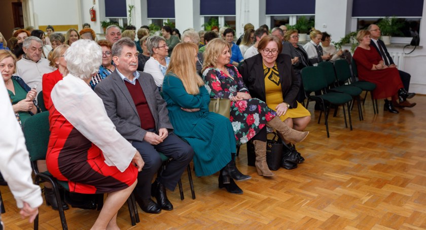 Życzenia, kwiaty, śpiew, występ kabaretu podczas Dnia Kobiet w Muninie