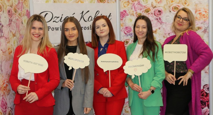 Akcja „Kobiety Kobietom” w jarosławskim starostwie na rzecz pań z DPS-ów w powiecie (ZDJĘCIA)