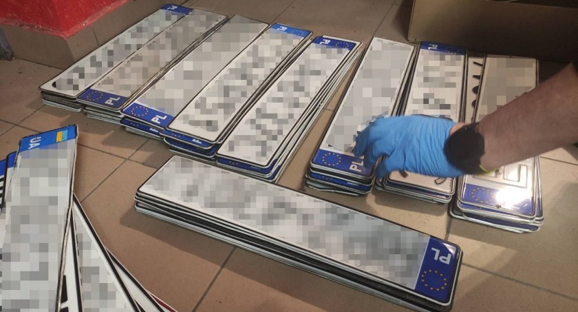 Zarzuty dla 13 osób tworzących grupę przestępczą, w tym 3 pracowników Starostwa Powiatowego w Jarosławiu  