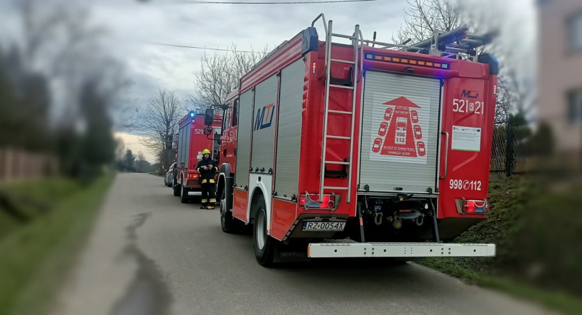 Strażacy gasili garaż w Rożniatowie w gminie Zarzecze