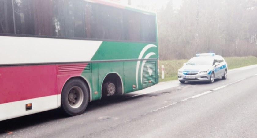 Autobus bez jednego koła zatrzymany na drodze w Płazowie (powiat lubaczowski)  