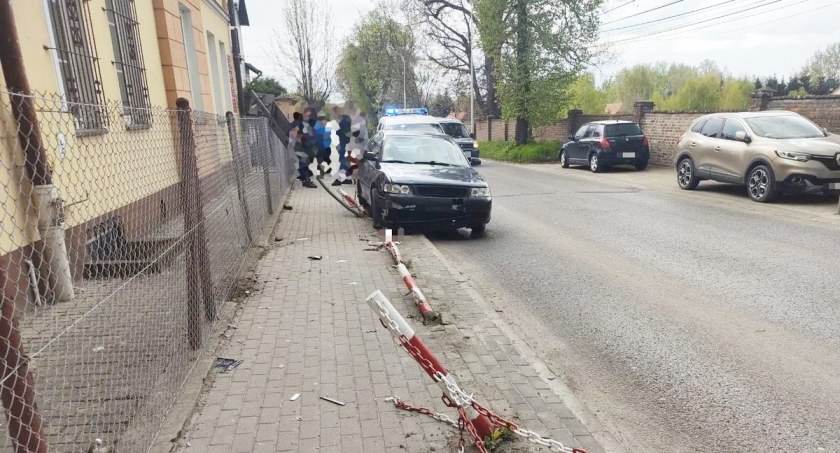 19-latek kierował bez uprawnień. Uderzył w ogrodzenie łańcuchowe na ul. Gimnazjalnej w Przeworsku