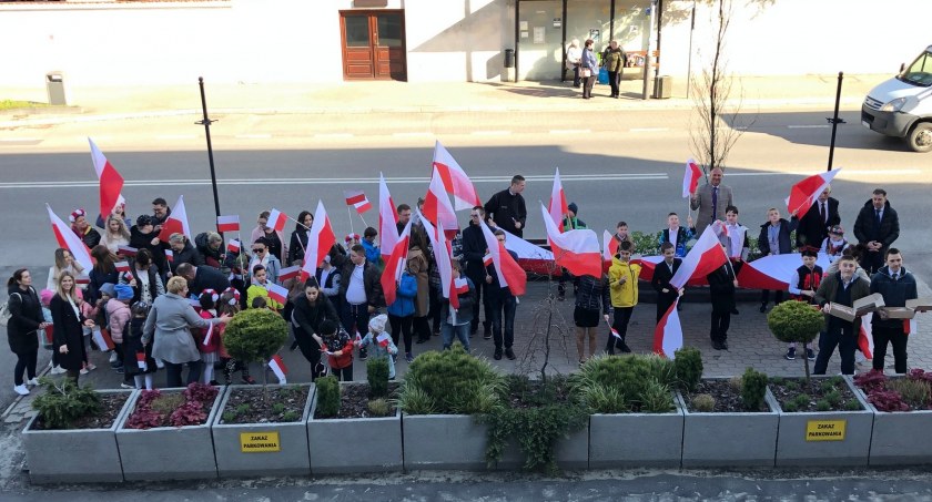 Patriotyczny happening uczniów  SOSW w Jarosławiu (ZDJĘCIA)