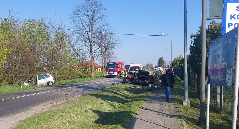 Obok stadionu w Wiązownicy doszło do zderzenia dwóch samochodów osobowych