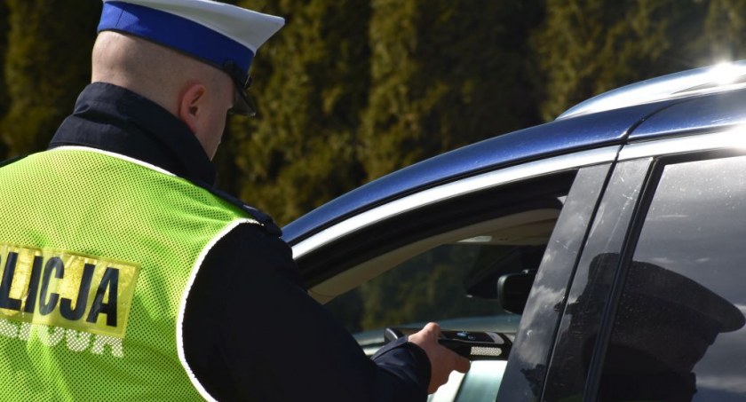 Pijany kierowca fiata uszkodził inne auto i próbował odjechać. Został zatrzymany dzięki reakcji świadka 