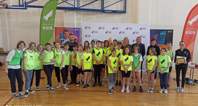 Zagłosuj na uczniów z Wiązownicy w  konkursie Pho3nix Activ School