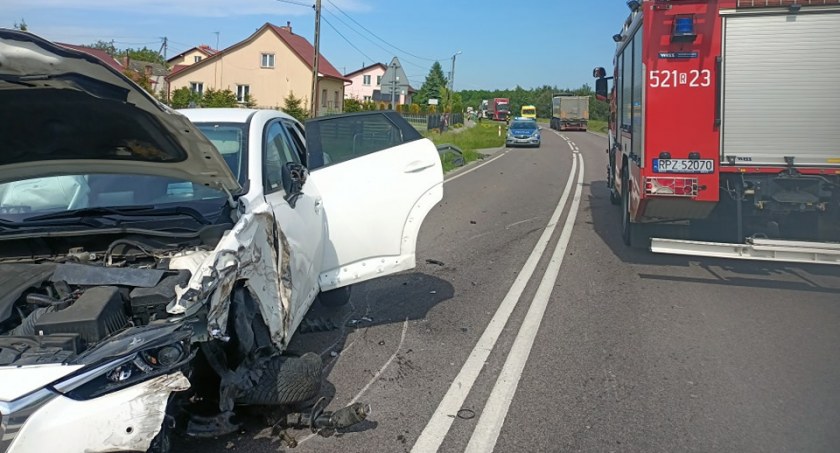 Wypadek samochodu osobowego i ciężarówki w Gniewczynie Trynieckiej