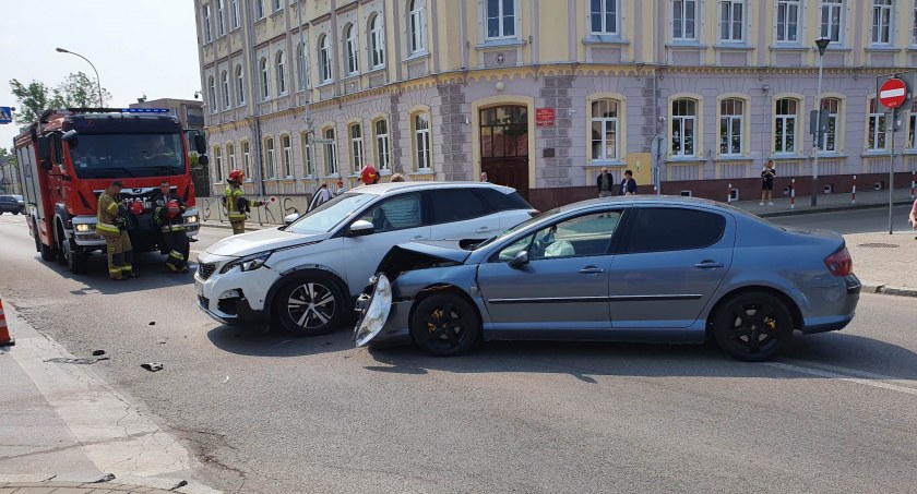 Zderzenie dwóch peugeotów w Jarosławiu. Ucierpiała pasażerka 