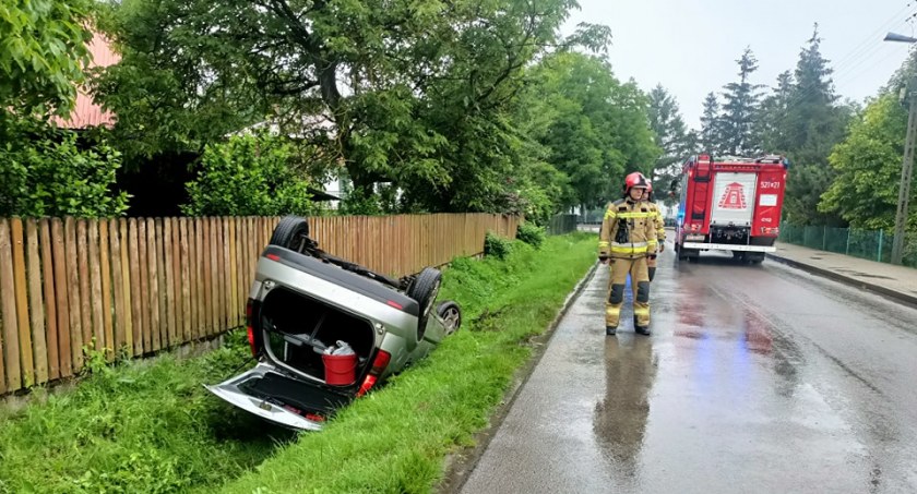 Dachowanie samochodu osobowego w Grzęsce