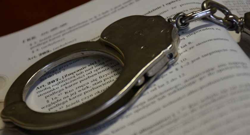 Znęcał się nad żoną i dziećmi. 50-latek z gminy Radymno, który naruszył zakaz kontaktowania się z pokrzywdzonymi, znów stanie przed sądem