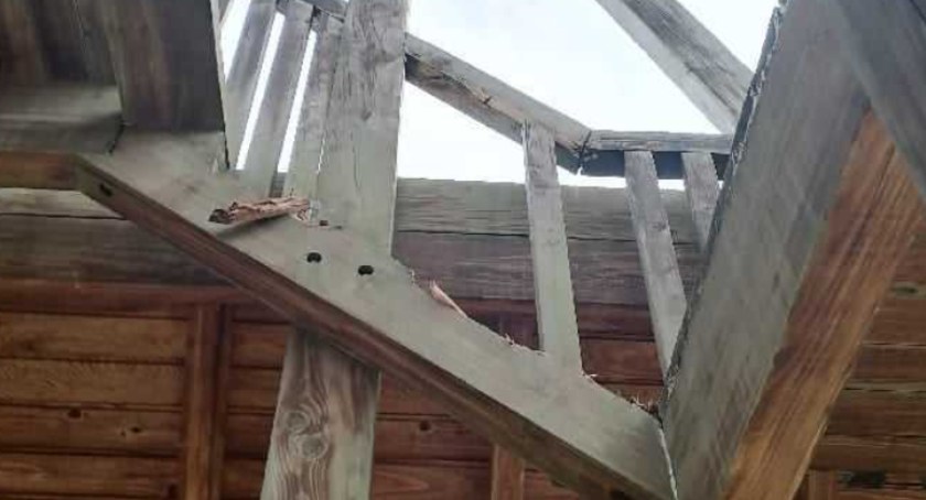 Zawalone schody w wieży widokowej w Pruchniku. Czy stalowa konstrukcja zastąpi drewnianą wieżę?