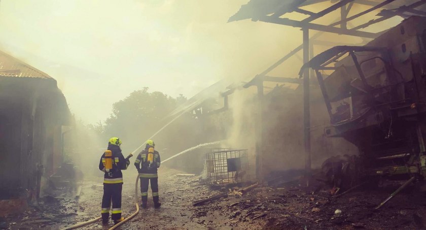 Pożar drewnianego domu, budynku gospodarczego i wiaty ze sprzętem rolniczym w Przeworsku 